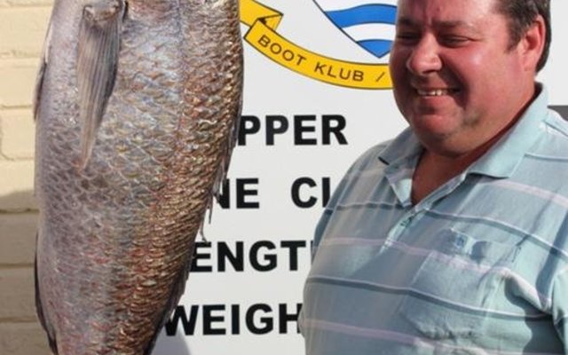 LJ Fourie met sy yslike steenbras (13.3kg), wat ook die grootste steenbras vir die dag was 